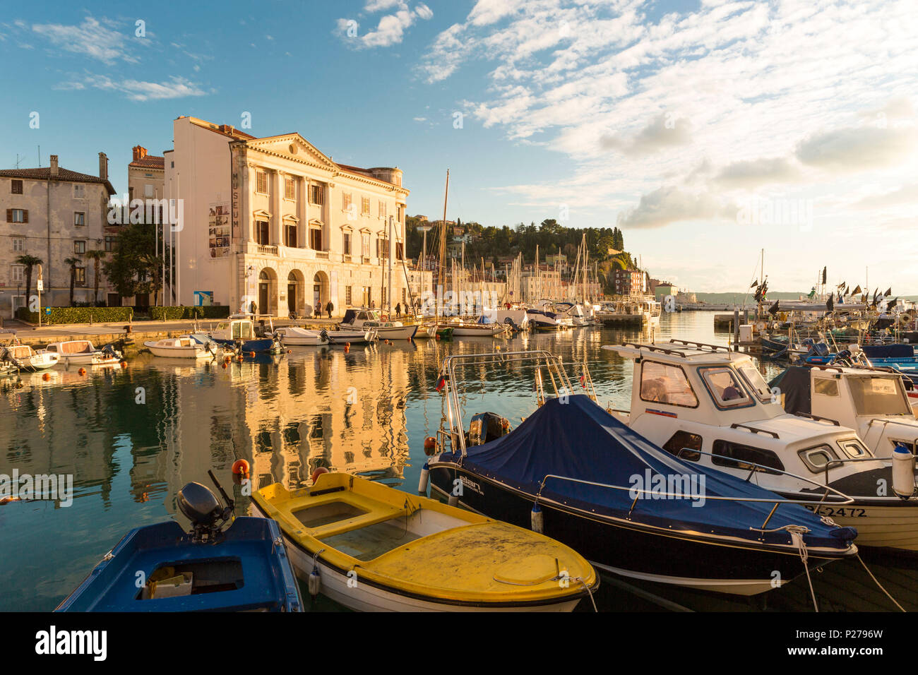Bateaux de pêcheurs à Piran harbour, Piran, Istrie, Slovénie Banque D'Images