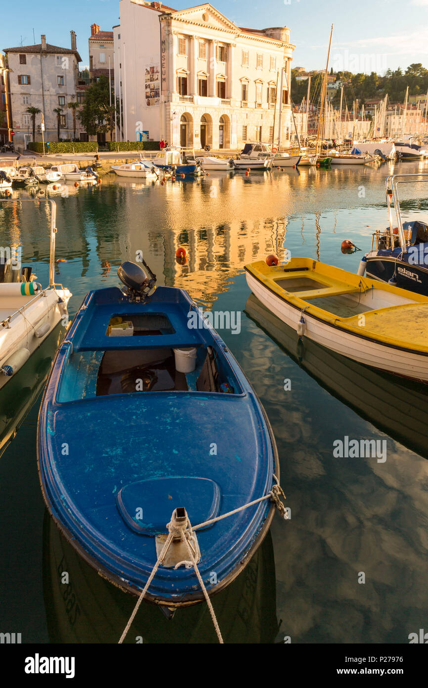 Bateaux de pêcheurs à Piran harbour, Piran, Istrie, Slovénie Banque D'Images