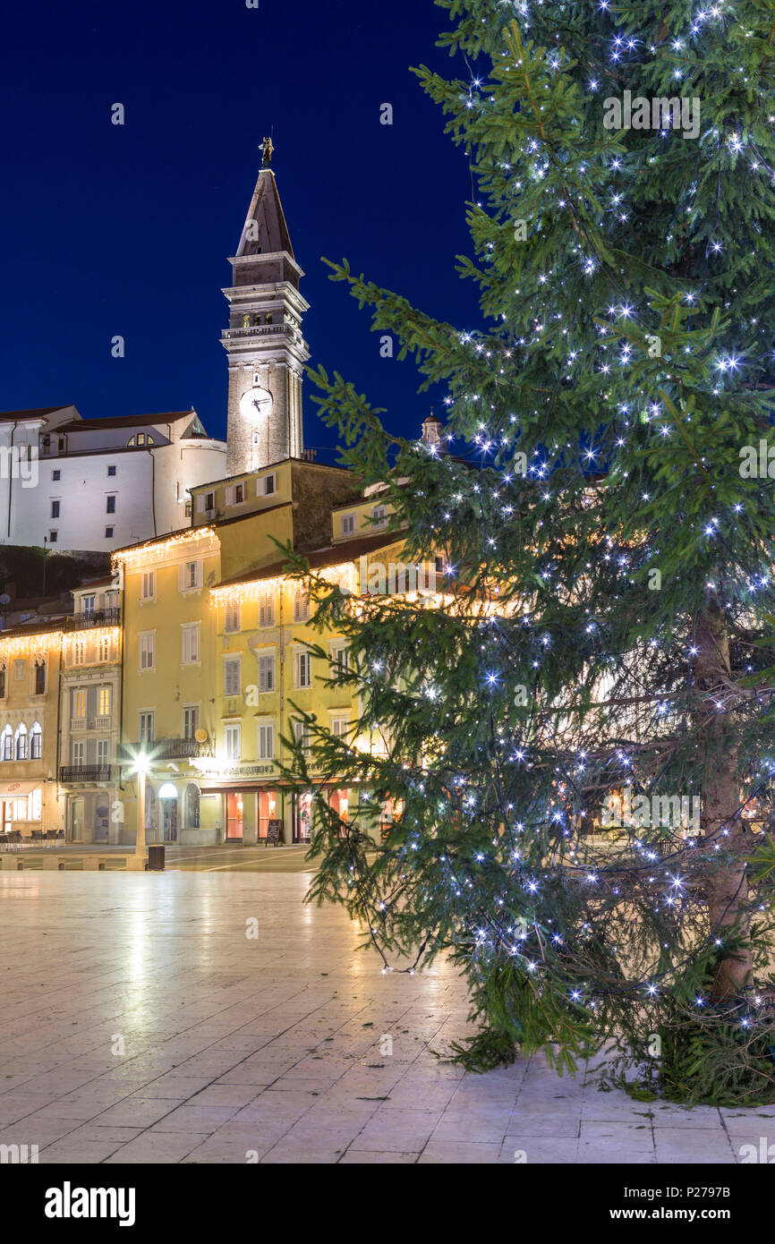 Près d'un arbre de Noël dans la place Tartini, Piran, Istrie, Slovénie Banque D'Images