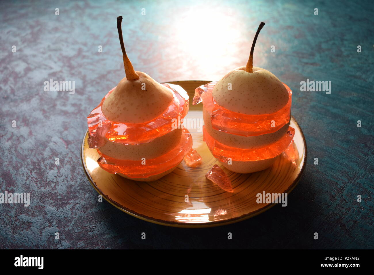 Les poires dans une assiette Banque D'Images