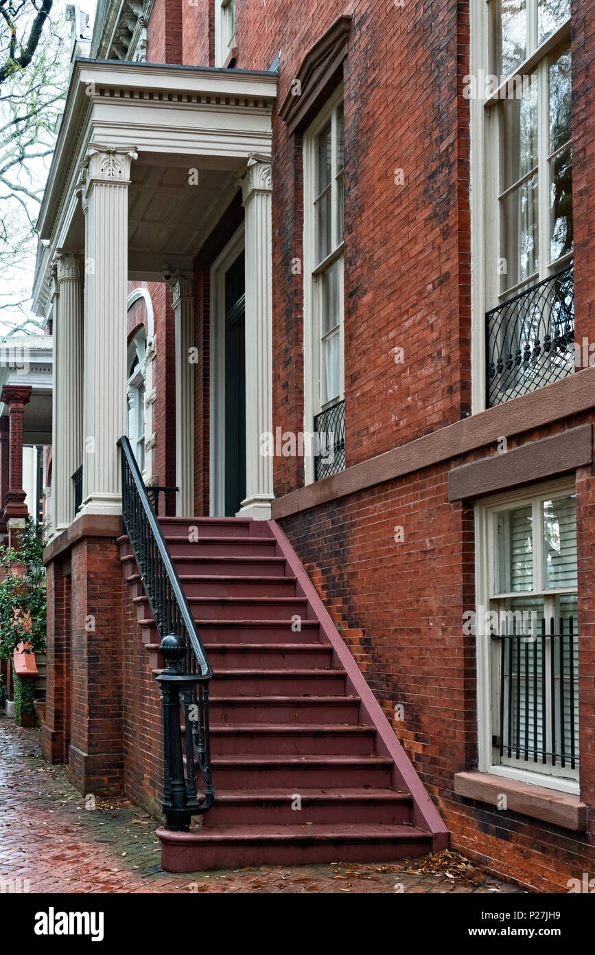 Savannah, GA, États-Unis. À la recherche d'escalier à l'entrée principale, un porche et porte d'un quartier historique restauré la maison. Magnifiquement entretenu et très H Banque D'Images