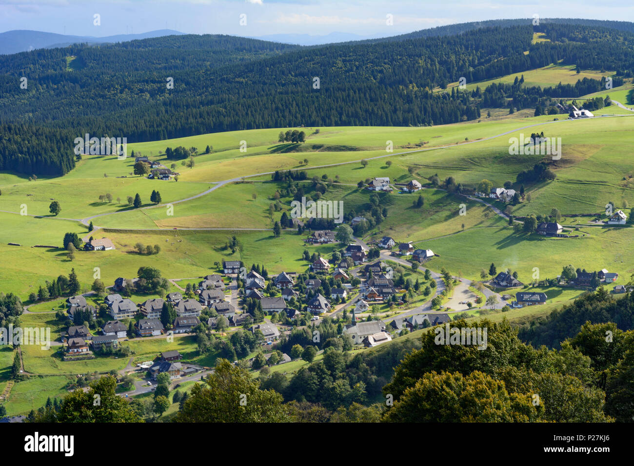 Oberried (Breisgau), vue à partir de la tour d'observation Eugen-Keidel-Turm à mountain Schauinsland à Bad Krozingen, Schwarzwald, Forêt-Noire, Bade-Wurtemberg, Allemagne Banque D'Images