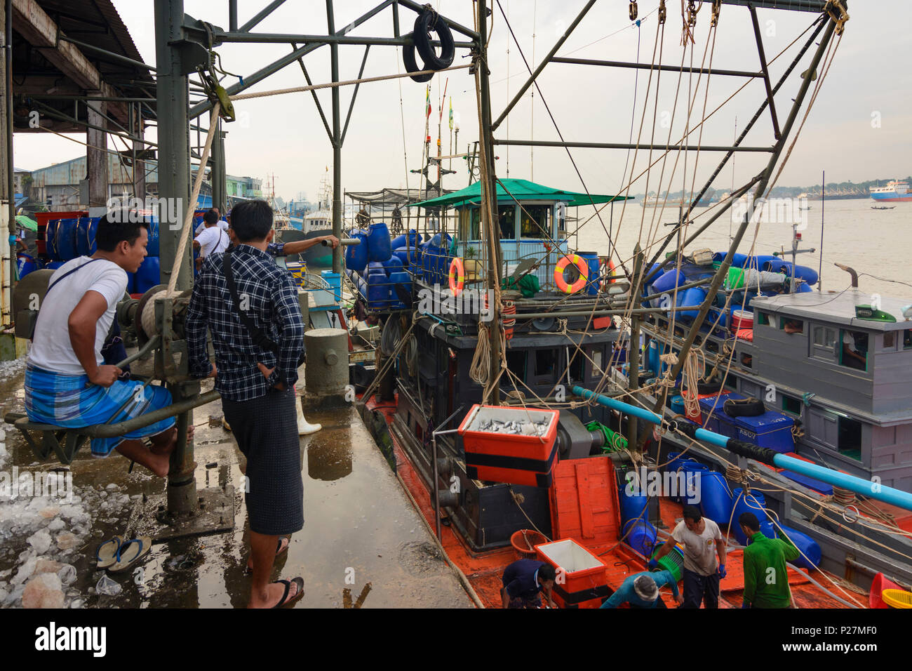 Yangon (Rangoon), San Pya le Marché aux poissons, le navire de pêche de déchargement par grue, région de Yangon, Myanmar (Birmanie) Banque D'Images