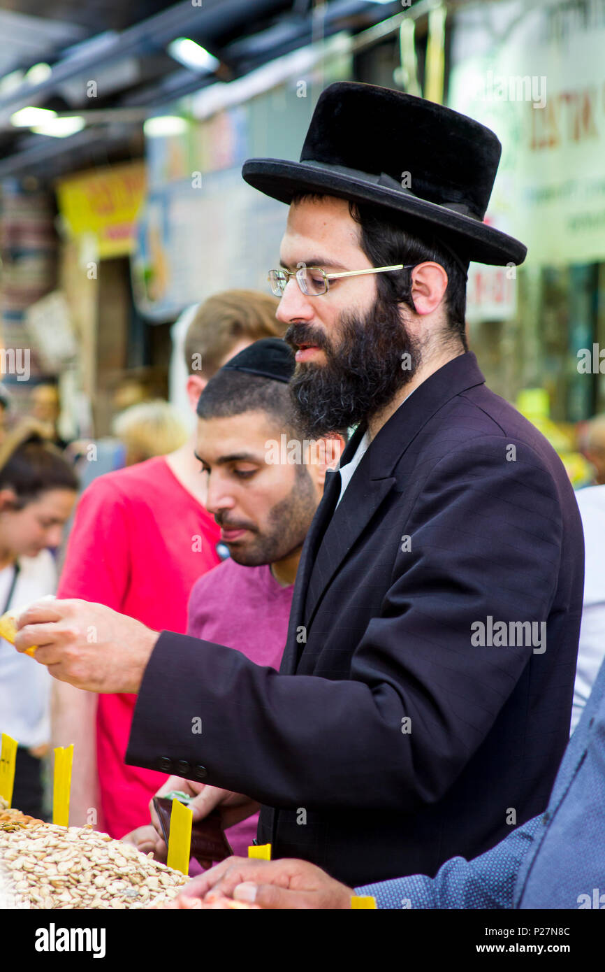 9 mai 2018 Un Juif hassidique orthodoxe de faire un achat d'un décrochage dans le marché de Mahane Yehuda Street à Jérusalem Israël Banque D'Images