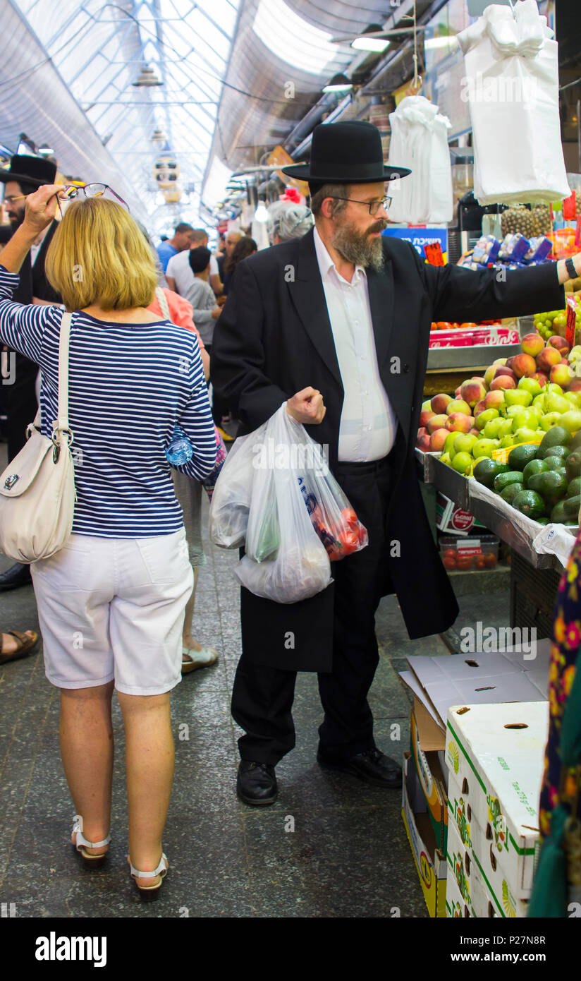 9 mai 2018 Un Juif hassidique orthodoxe de faire un achat d'un décrochage dans le marché de Mahane Yehuda Street à Jérusalem Israël Banque D'Images