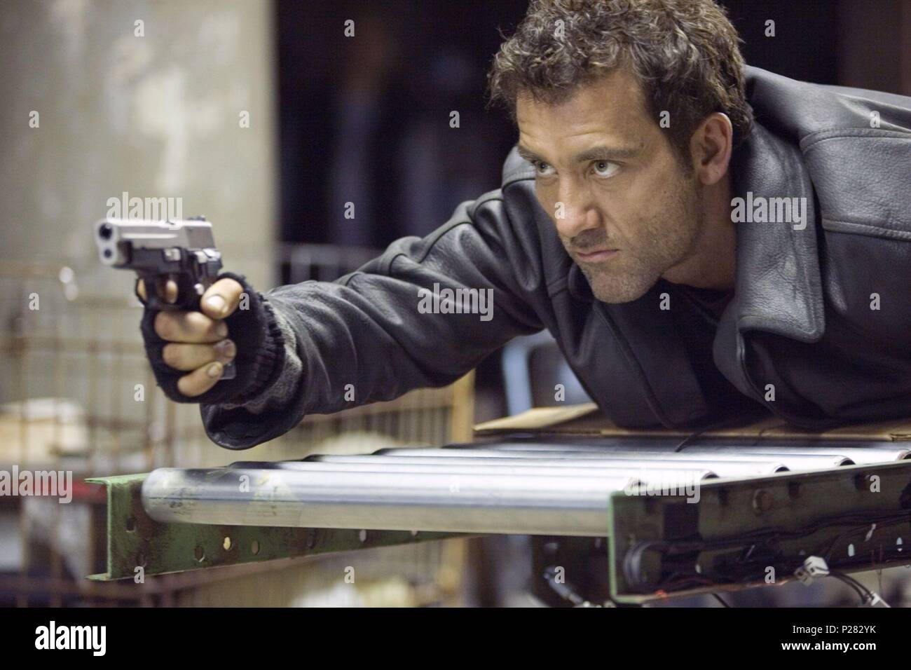 Titre original : shoot'em up. Titre en anglais : shoot'em up. Film Réalisateur : Michael Davis. Année : 2007. Stars : CLIVE OWEN. Credit : New Line Cinema/ANGRY FILMS / DITTIGER, James / Album Banque D'Images