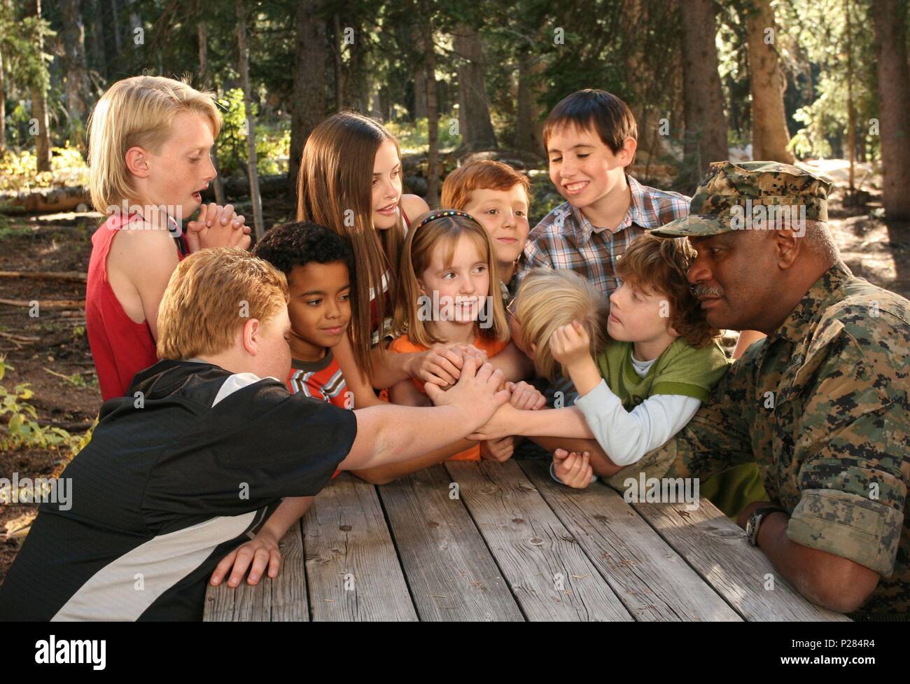 Titre original : DADDY DAY CAMP. Titre en anglais : DADDY DAY CAMP. Réalisateur : FRED SAVAGE. Année : 2007. Stars : Richard E. Grant ; DALLIN BOYCE ; SPENCIR BRIDGES ; ZACHARY ALLEN ; TELISE GALANIS ; TAD D'AGOSTINO ; TYGER RAWLINGS ; MOLLY JEPSON ; G. TALON ; AKERMAN HURTUBISE TAGGART. Credit : BLUE STAR PICTURES/DAVIS ENTERTAINMENT/REVOLUTION STUDIOS/ / RAMOS, Susie / Album Banque D'Images