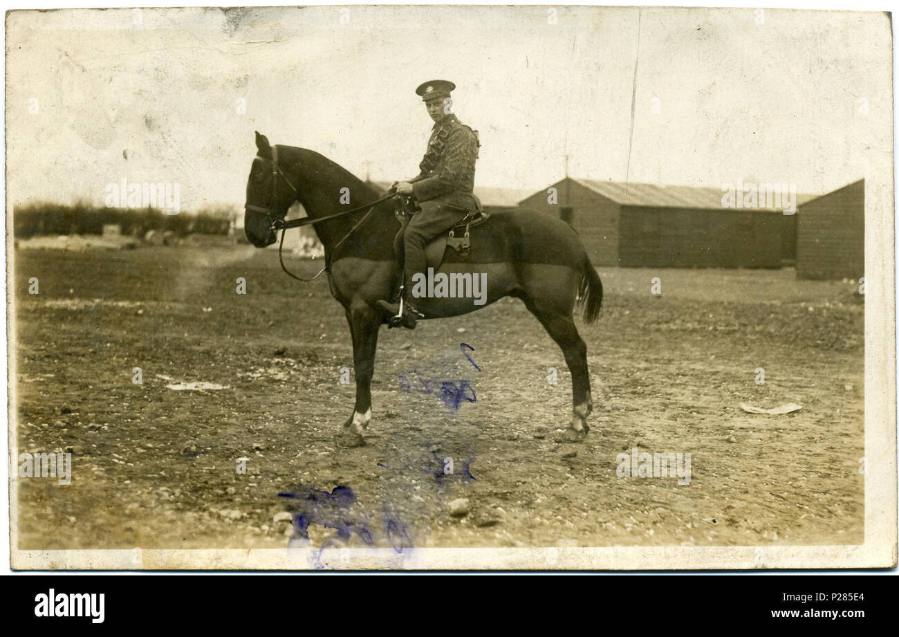 . Carte postale photo du Caporal A. K. Croker du Lancashire Hussars en 1915 pendant la Première Guerre mondiale. La carte postale est oblitérée Canterbury 3 février 1915. Croker a écrit une note sur l'arrière avec la même date et lieu de Canterbury, disant qu'il avait été en poste à Canterbury depuis octobre 1914. Il s'adresse à Mlle Milly Taylor de Bolton, Lancashire. Croker est inscrite à la Manchester employeurs Tableau d'honneur 1914-1916, par rapport à Robert Spencer & neveux company (source : Manchester & Lancs Family History Society). Il est né en 1891 dans Drypool, Hull, et à l'âge de 20 ans dans Banque D'Images