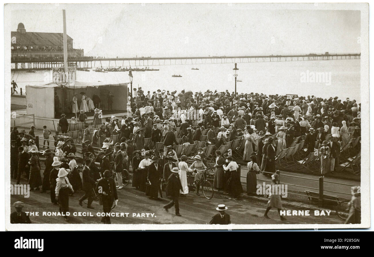 . Carte postale photo du daily Ronald Cecil Concert Party entre les jardins de la tour et la Tour de l'horloge, Herne Bay, Kent, datée 1910-1913. Le photographe a Fred C. Palmer de Tower Studio, Herne Bay, Kent, qui est mortes 1936-1939. Cette photo semble être contemporain avec fichier:Fred C Palmer 005b.jpg qui montre le même concert party étape dans l'arrière-plan. Le reste de la frontière de la frontière cette image est important pour les chercheurs de ce photographe. Certains photographes préparèrent leurs images plus que d'autres, et Palmer a la réputation de produire de plus petites cartes postales de autre oreille. Banque D'Images