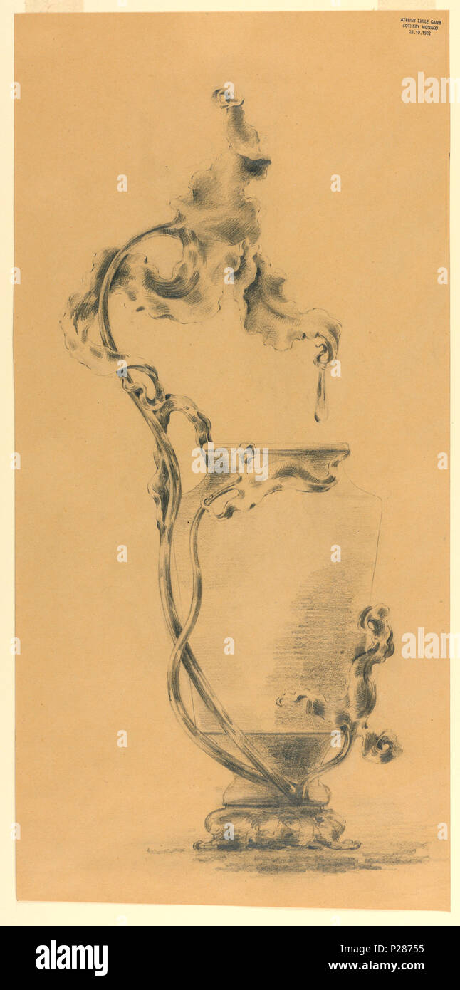 . Anglais : dessin, conception d'un vase en bronze monté, ca. 1890 . Anglais : Conception d'un vase symétriques, assis sur un pied surélevé, par le bas, le rétrécissement à l'encolure, surmontée d'une lèvre rim. Son ornementation comprend une composition asymétrique avec trois vrilles de la vigne comme l'augmentation de la base de la vase, et se terminant dans un écrin de feuilles. L'un est plus court ; deux vignes se soulever le côté du vase, le plus grand de ce qui se penche au-dessus du haut de la cuvette. . Vers 1890 100 Dessin, conception d'un vase en bronze monté, ca. 1890 (CH) 18805487 Banque D'Images
