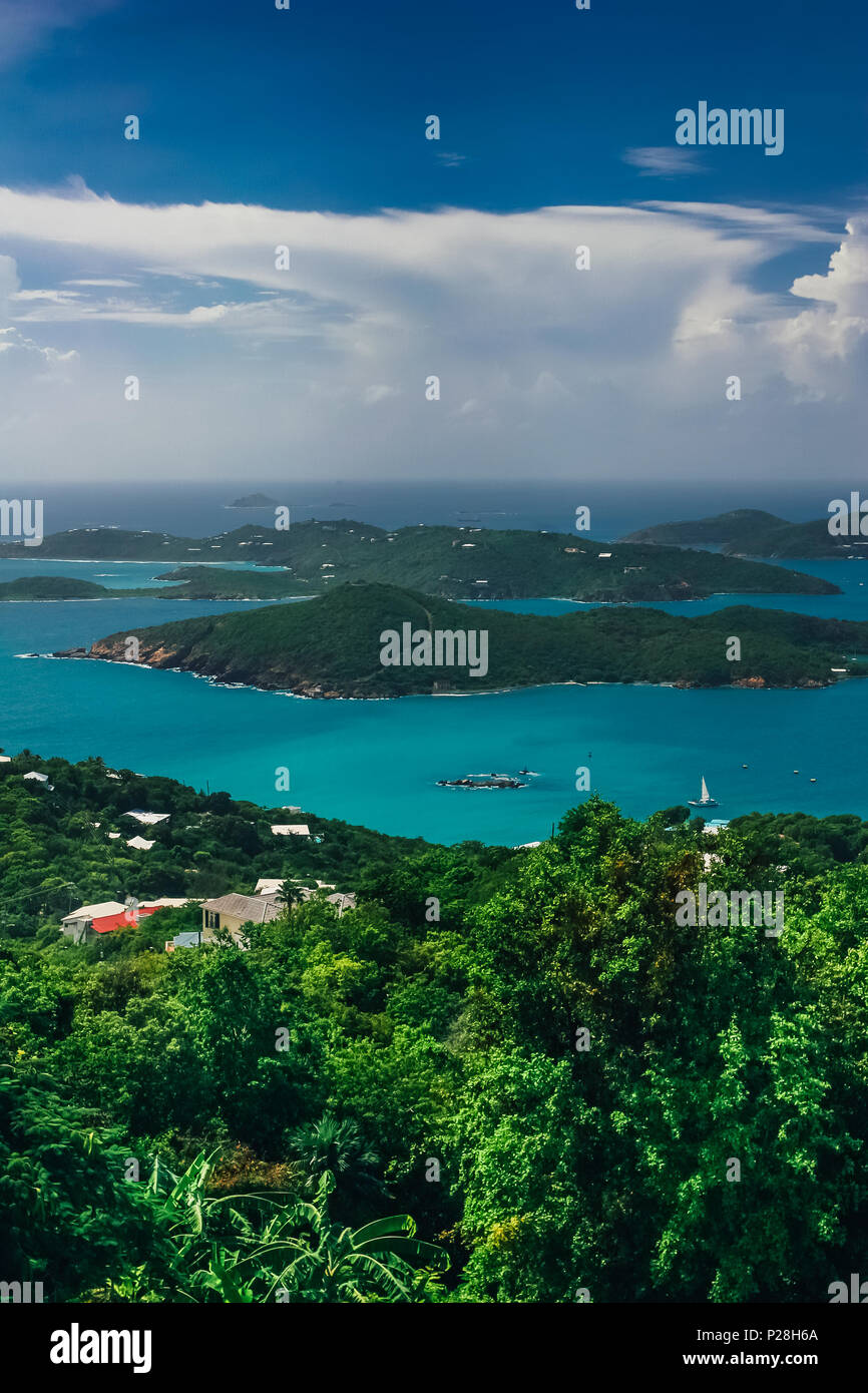 Par antenne, vue verticale sur la mer turquoise et vertes collines autour. Banque D'Images