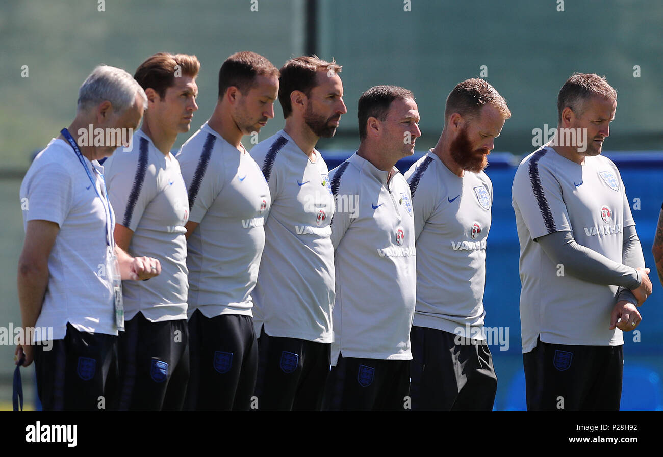 Gestionnaire de l'Angleterre Gareth Southgate (centre) et le personnel d'observer une minute de silence, à la mémoire des victimes de l'incendie de la tour de Grenfell, au cours de la séance de formation au stade Spartak Moscow, Moscow. Banque D'Images