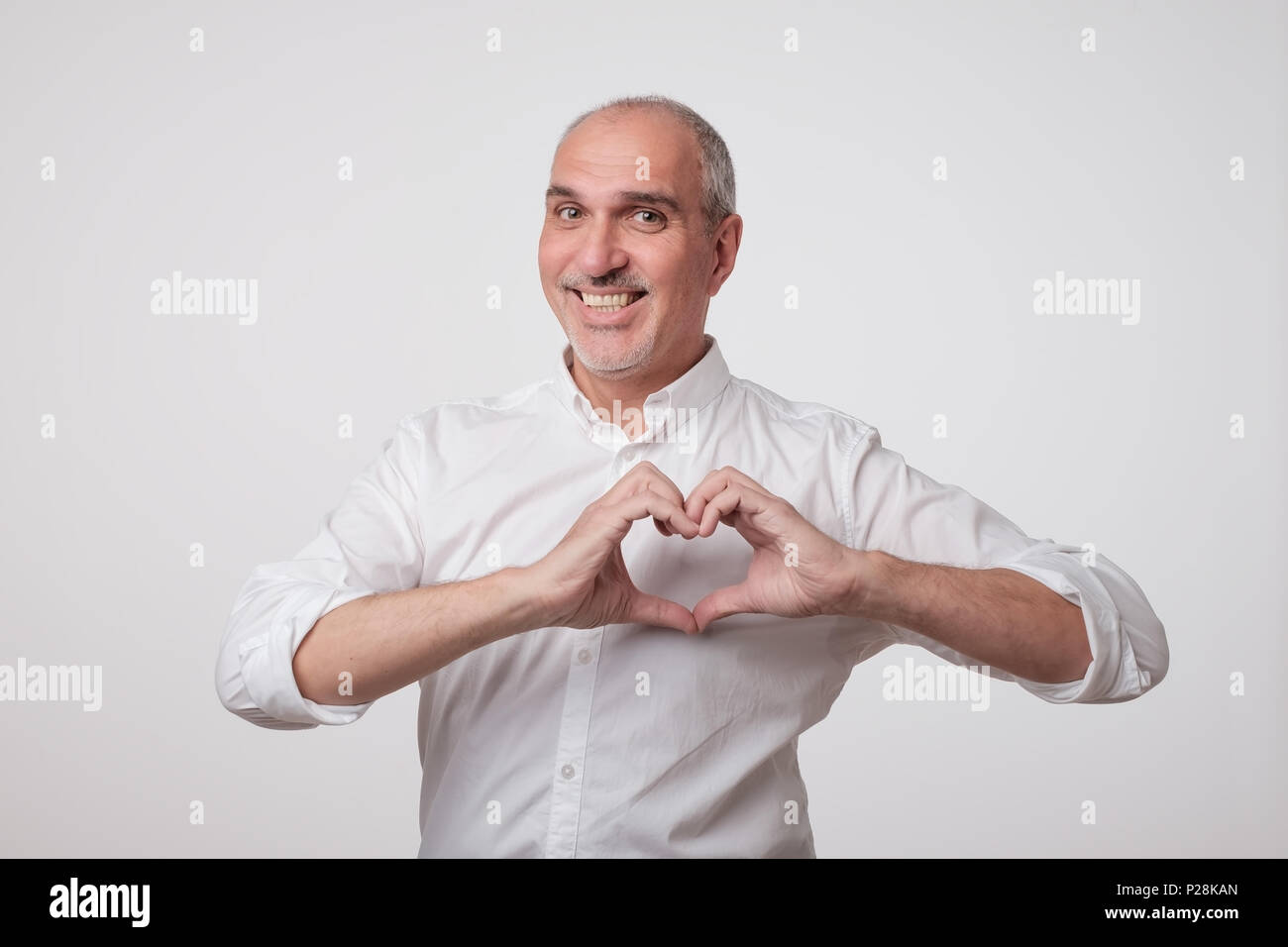 L'ancien homme de l'établissement de mains coeur. Banque D'Images