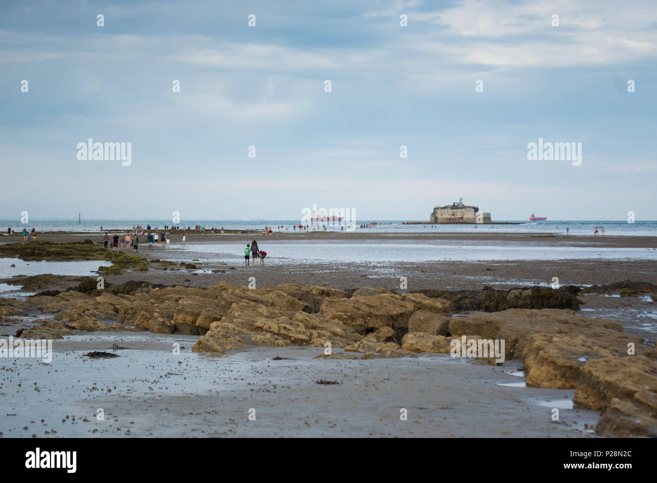 La marche à suivre en bardeaux causeway le fort à l'Bembridge et St Helens Fort à pied, 2017, démarrage fromm St Helens sur l'île de Wight. Banque D'Images