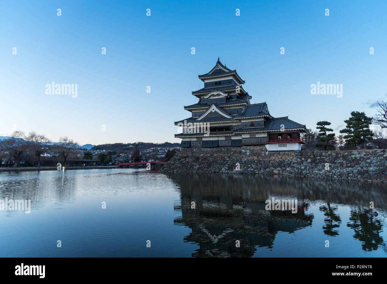 Château de Matsumoto reflet dans l'étang de l'eau encore en hiver. Ville de Matsumoto, Nagano, Japon. Banque D'Images