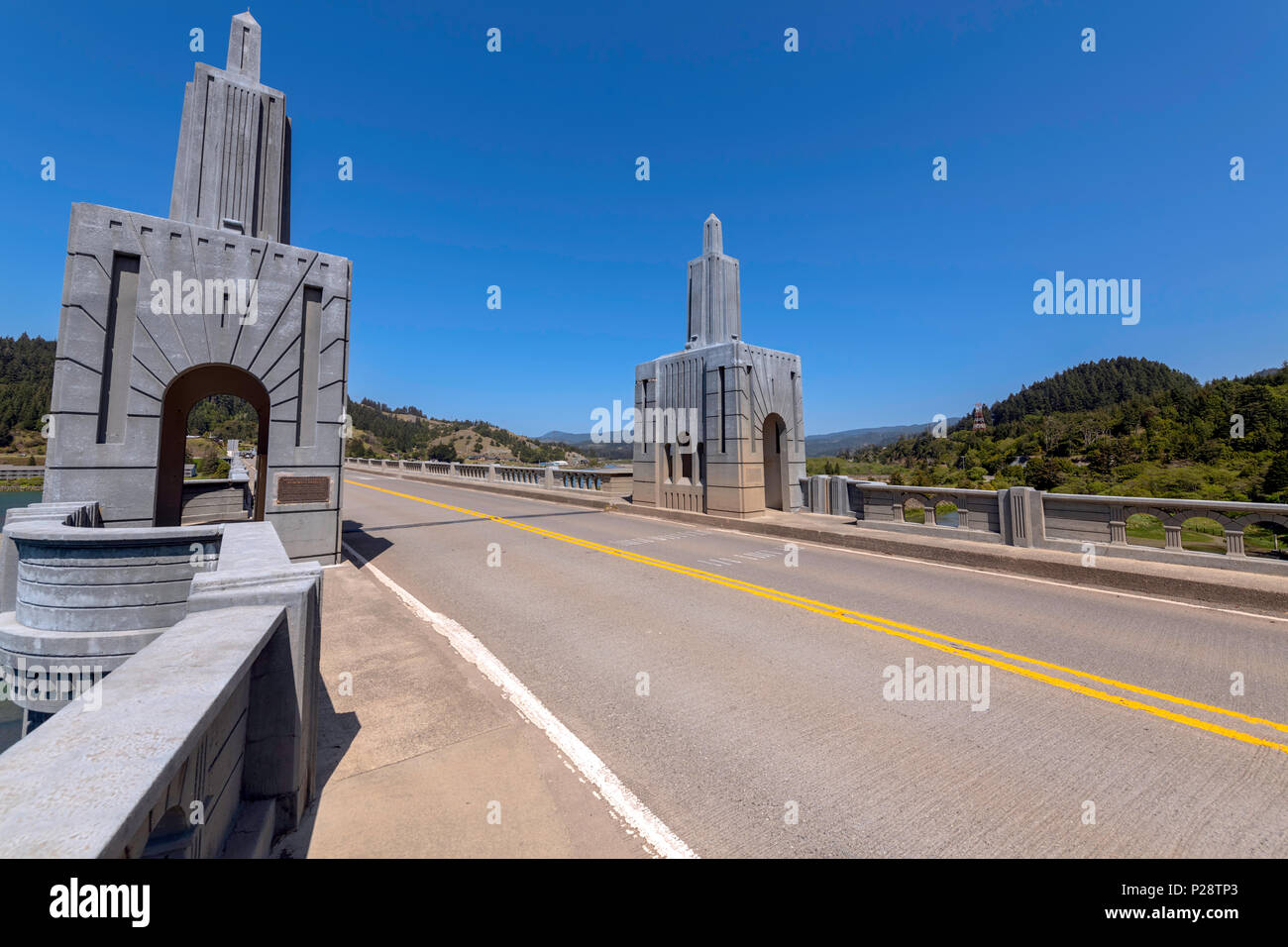 Rogue River Bridge obélisques dans Gold Beach, Oregon Banque D'Images