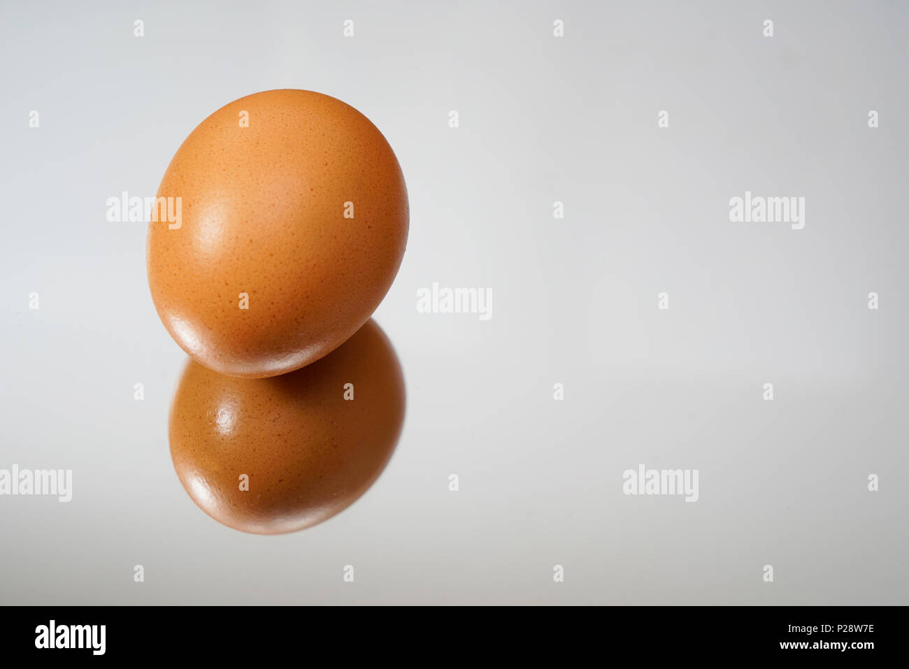 Un œuf sur la surface d'un miroir Banque D'Images