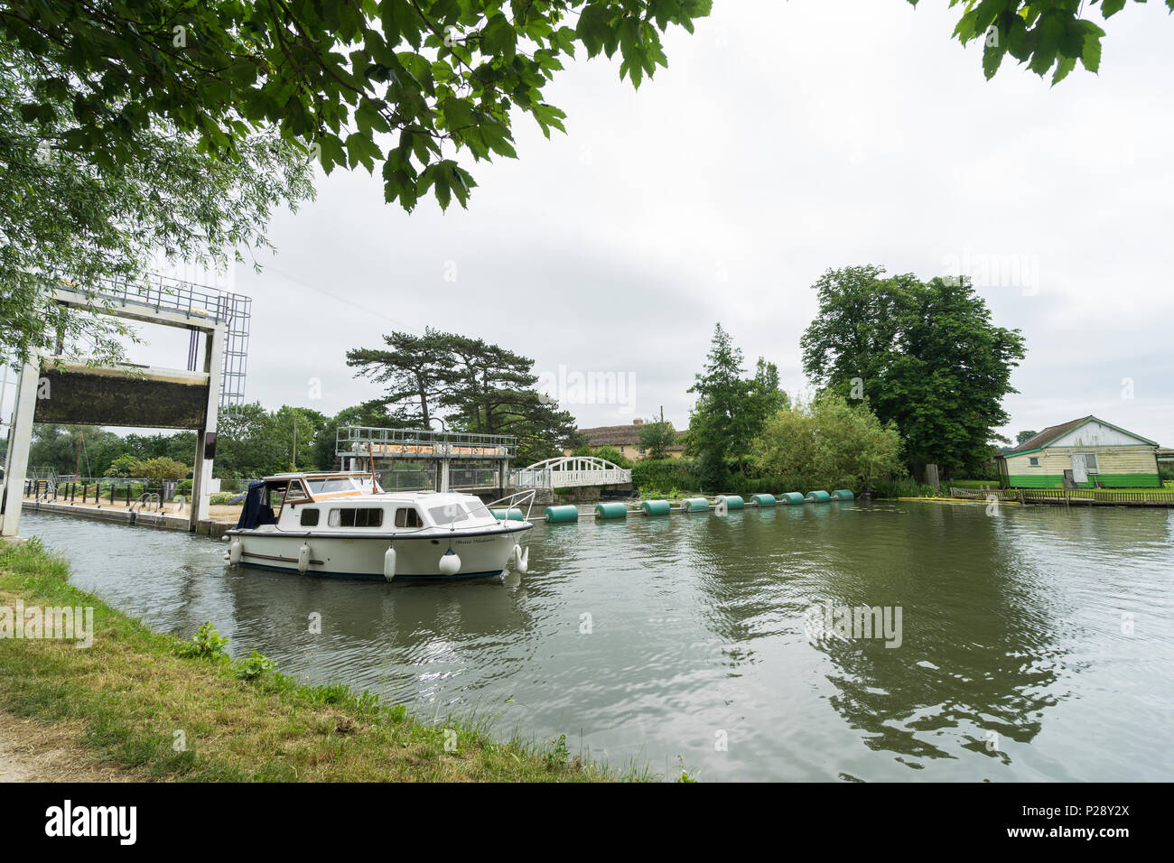 River cruiser laissant mordre appâts pour verrouillage de Cambridge Banque D'Images