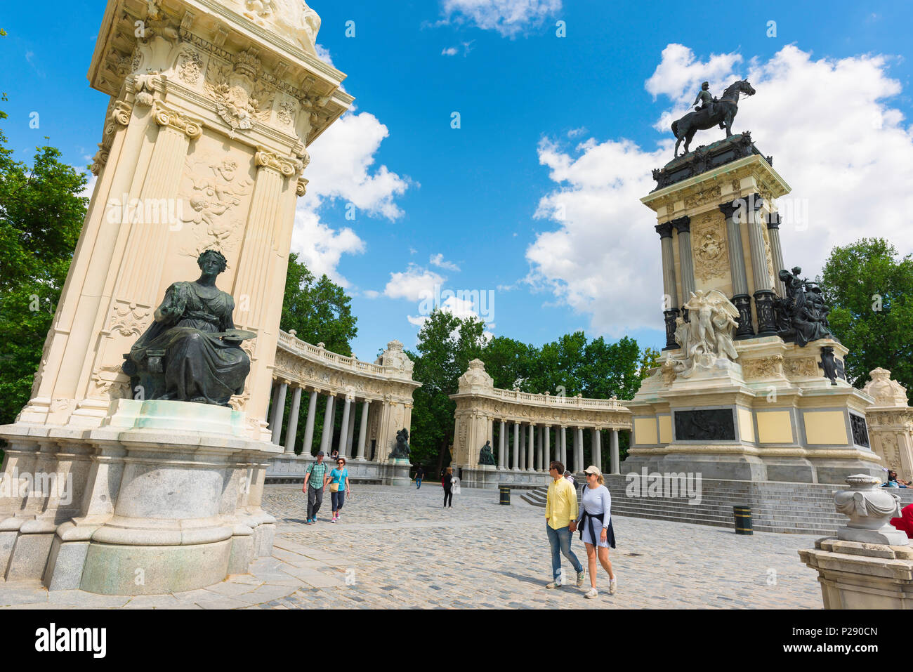 Parc de Madrid en été, vue sur les personnes marchant près du monument Alfonso XII dans le centre du Parque del Retiro dans la ville de Madrid, Espagne. Banque D'Images Parc de Madrid en été, vue sur les personnes marchant près du monument Alfonso XII dans le centre du Parque del Retiro dans la ville de Madrid, Espagne. Banque D'Images