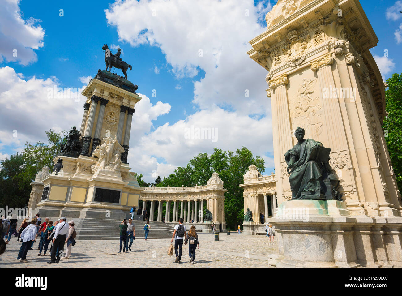 Parc de Madrid de l'été, vue sur l'Alfonso XII monument au centre du Parque del Retiro, dans la ville de Madrid, Espagne. Banque D'Images Parc de Madrid de l'été, vue sur l'Alfonso XII monument au centre du Parque del Retiro, dans la ville de Madrid, Espagne. Banque D'Images
