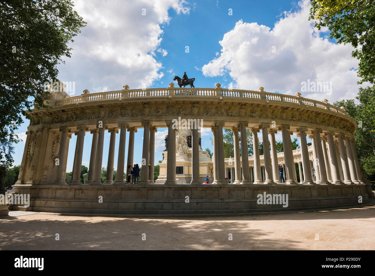 Alfonso XII Monument Madrid, vue sur la colonnade circulaire englobant le Monumento Alfonso XII dans le Parque del Retiro, Madrid, Espagne. Banque D'Images