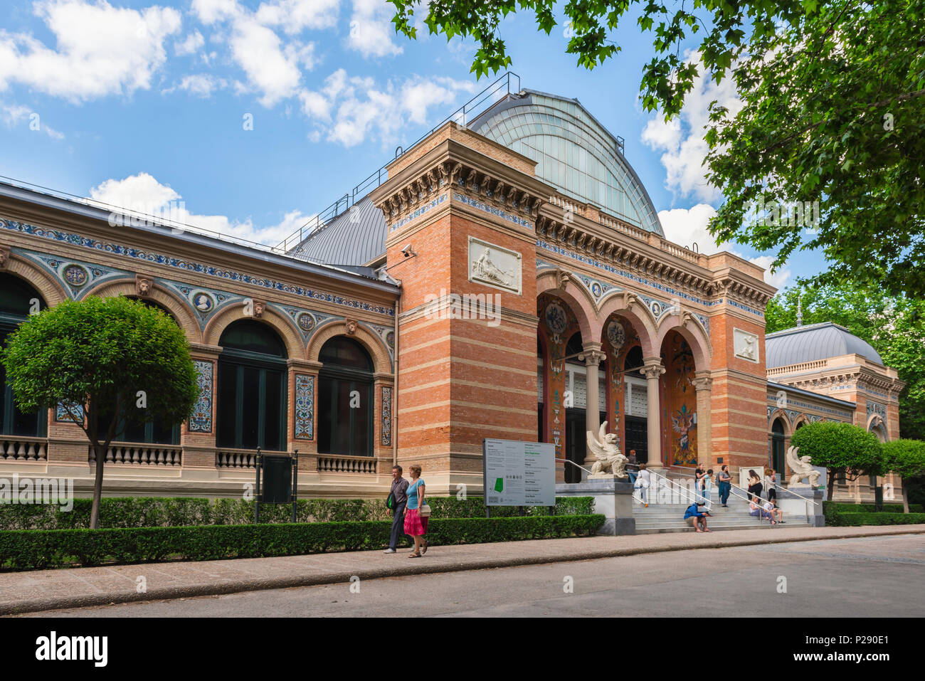 Palacio de Velazquez Madrid, vue sur le Palacio de Velazquez, une galerie d'art dans le Parque del Retiro de Madrid, Espagne. Banque D'Images Palacio de Velazquez Madrid, vue sur le Palacio de Velazquez, une galerie d'art dans le Parque del Retiro de Madrid, Espagne. Banque D'Images