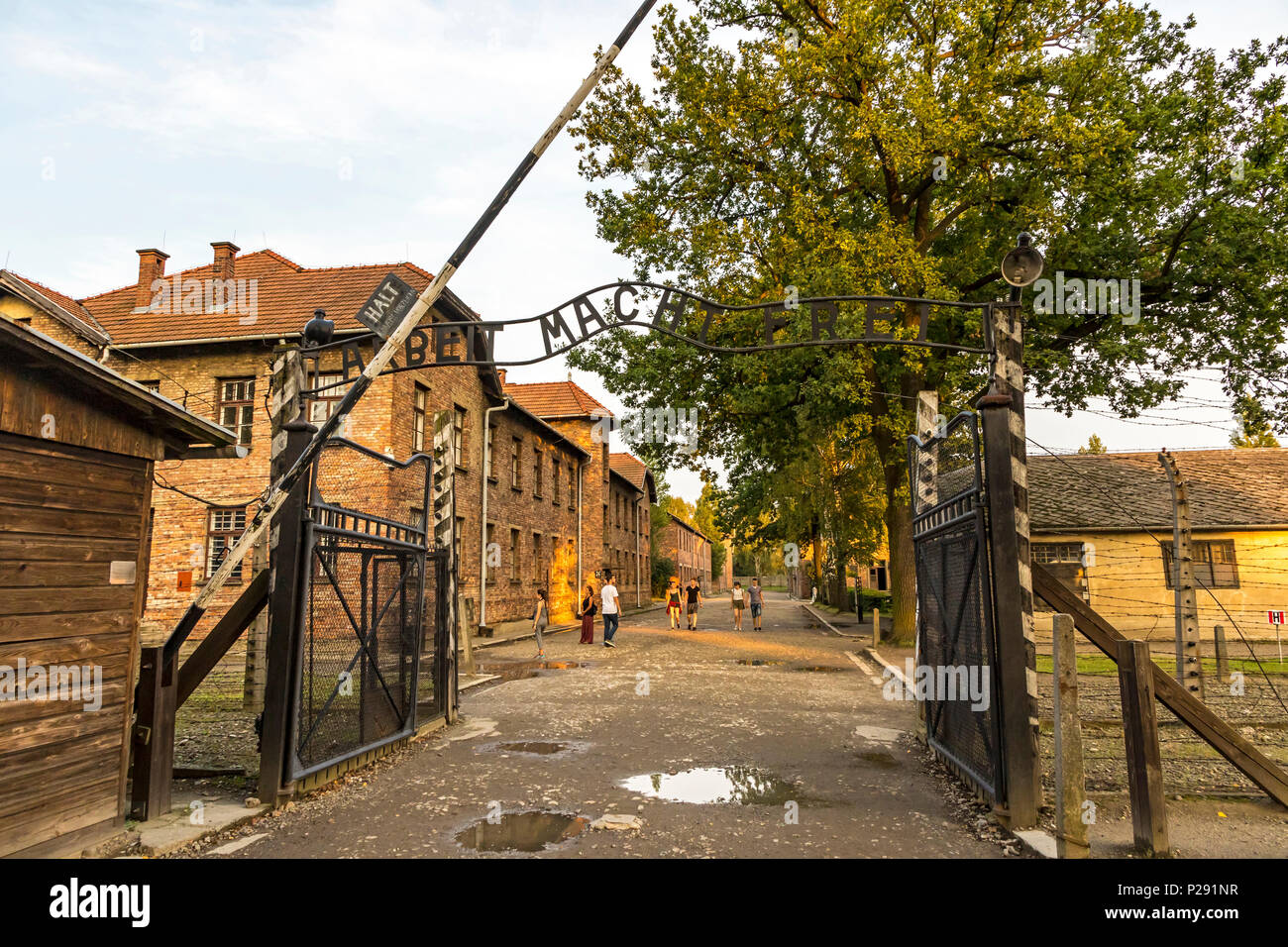 AUSCHWITZ, Pologne - 27 août 2017. Arbeit macht frei signe sur l'entrée principale porte d'Auschwitz-Birkenau (Auschwitz I) Camp de concentration près de O Banque D'Images