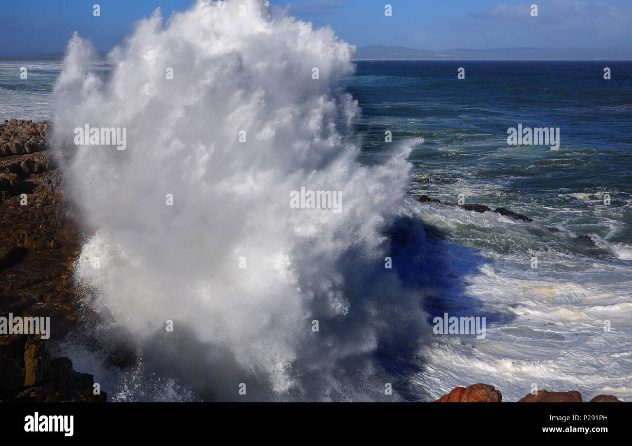 D'énormes vagues s'écraser sur le rivage Banque D'Images