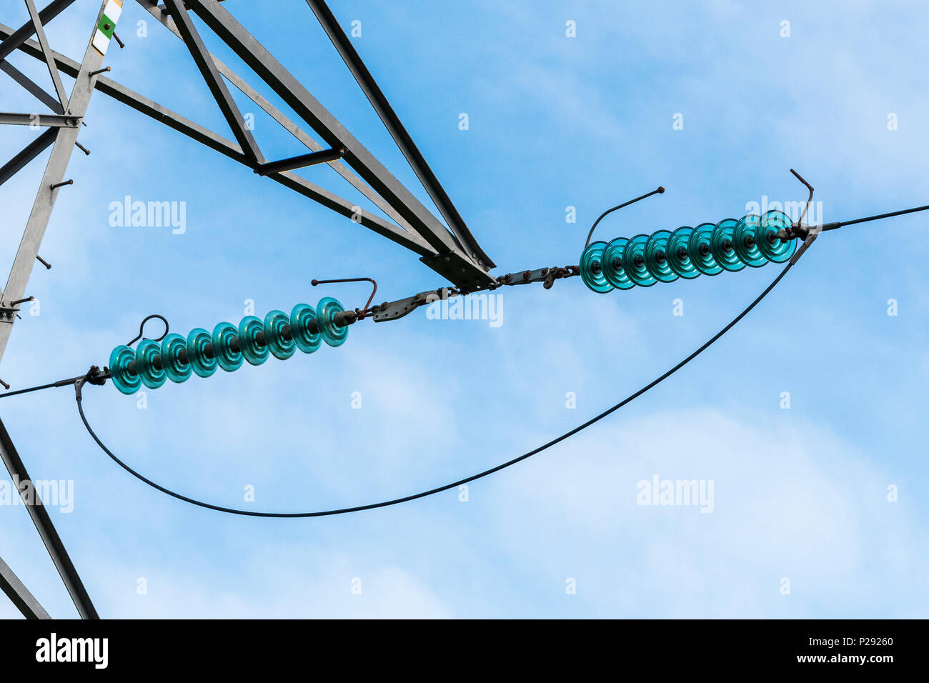 Réseau national d'électricité haute tension pylône de ligne et les isolateurs. Banque D'Images Réseau national d'électricité haute tension pylône de ligne et les isolateurs. Banque D'Images