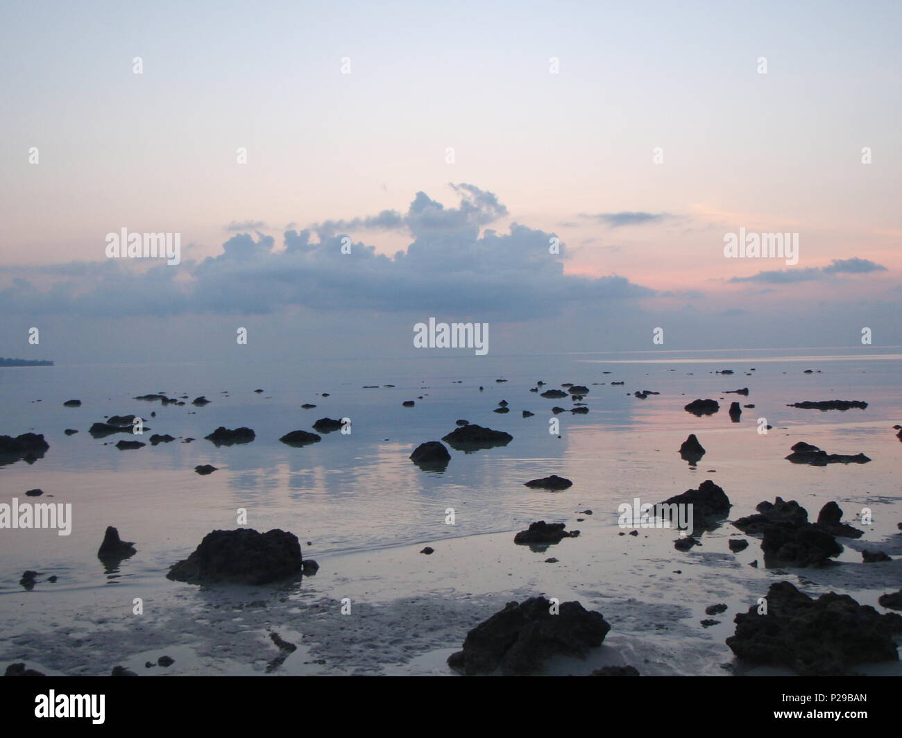 Marée basse révèle rocks sur Havelock island plage au coucher du soleil Banque D'Images