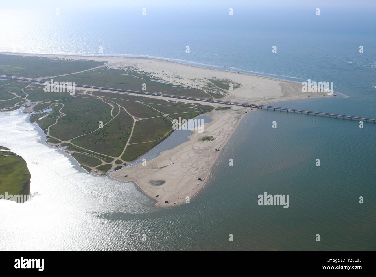 Vue aérienne de la côte du golfe du Texas, Galveston Island,USA. Haze en raison de conditions climatiques chaudes. Vue sur San Luis, San Luis Col et pointe ouest. Banque D'Images