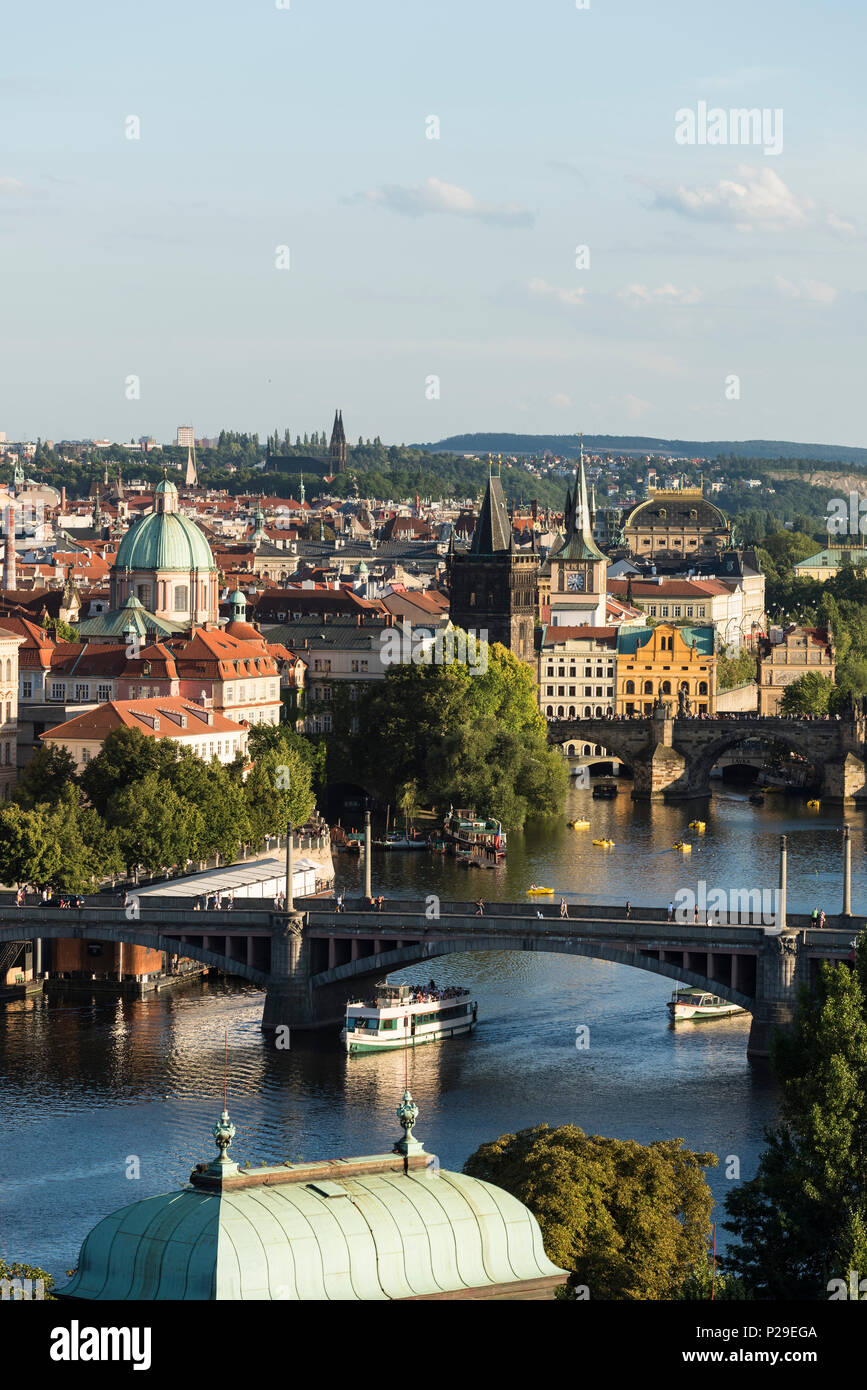 Prague. République tchèque. Vue depuis le parc Letná de la rivière Vltava et la vieille ville (Staré Město). Banque D'Images