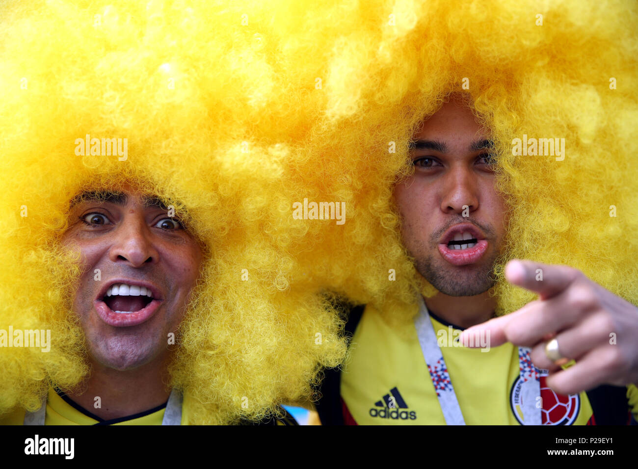 Deux Colombie fans portant des perruques afro jaune géant en hommage à l'ancien joueur Carlos Valderrama avant la Coupe du Monde 2018, Groupe d'un match au stade Luzhniki de Moscou. Banque D'Images