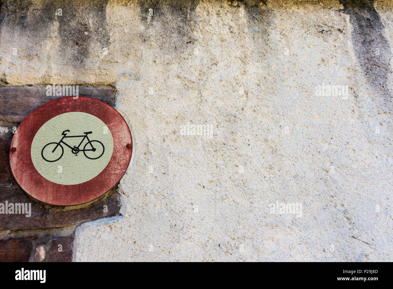 Vintage Retro aucune inscription sur l'ancien mur historique rouge blanc Banque D'Images