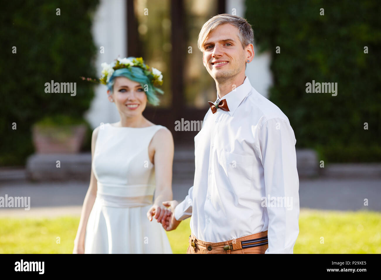 Jeune couple de profiter de moments romantiques à l'extérieur sur une prairie d'été Banque D'Images