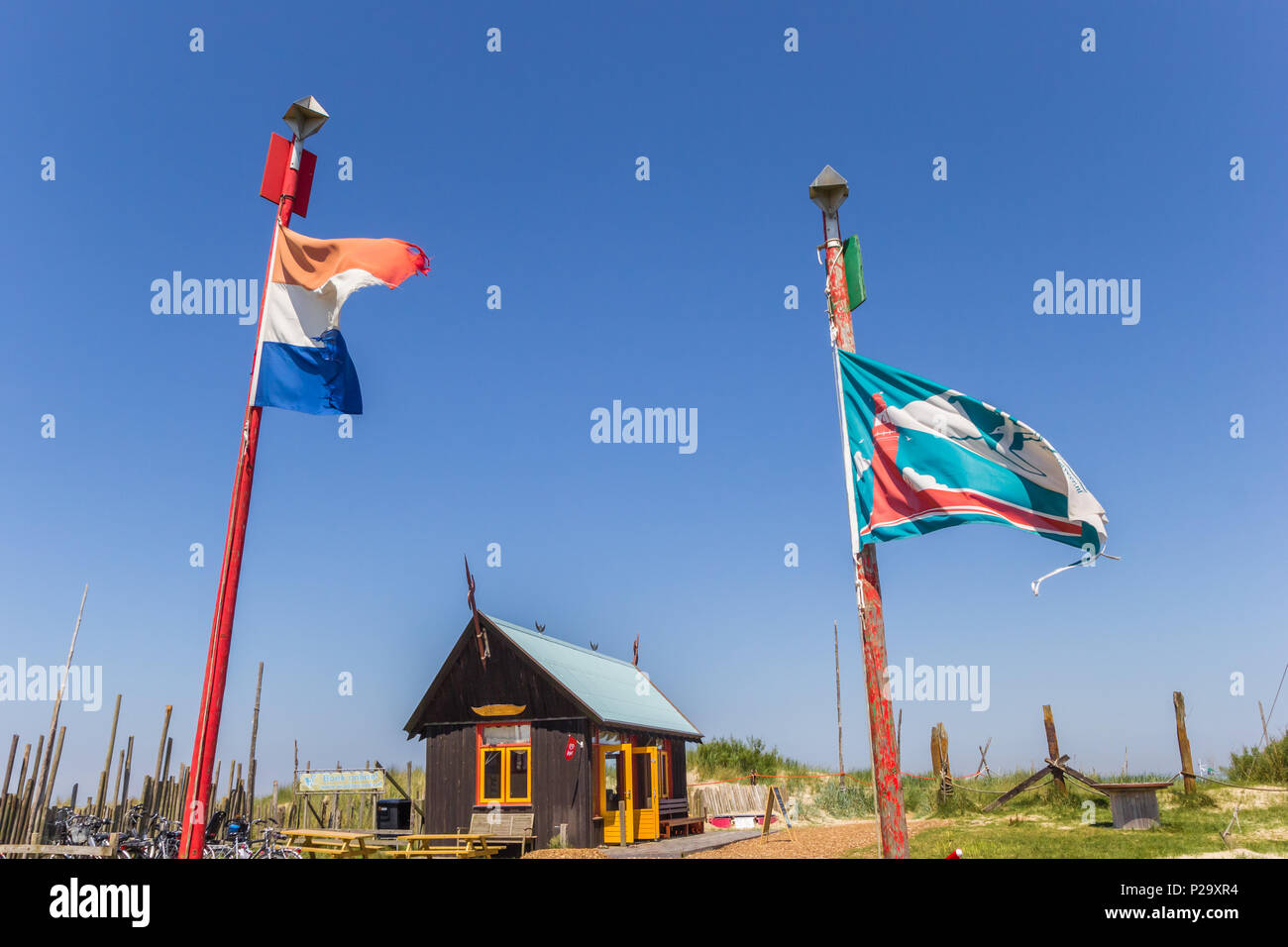 Drapeaux et petit chalet sur l'île de Texel, Pays-Bas Banque D'Images