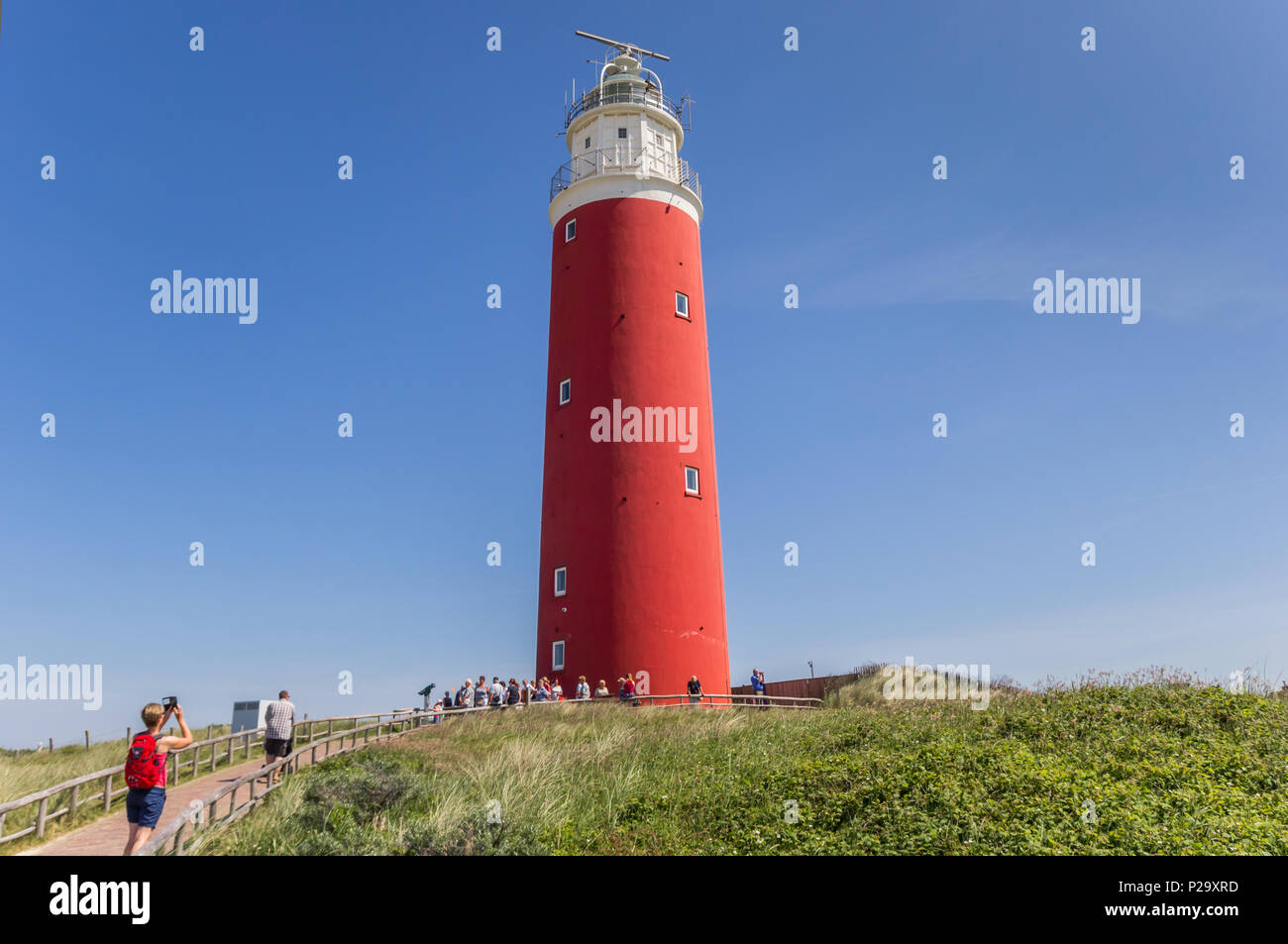 Groupe de touristes se rendant sur le phare sur l'île de Texel, Hollande Banque D'Images