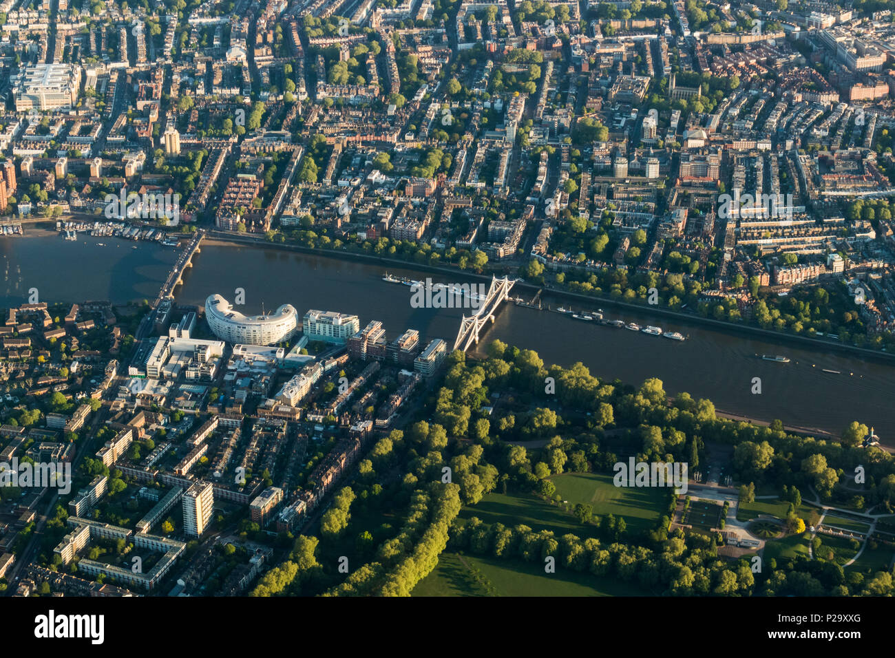 Tôt le matin vue aérienne de Chelsea et Battersea Park du sud Banque D'Images