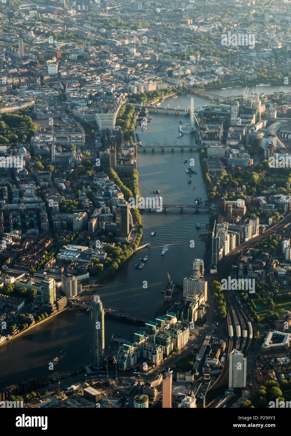 Tôt le matin, vue aérienne de la Tamise dans le centre de Londres à partir de l'ouest. Banque D'Images