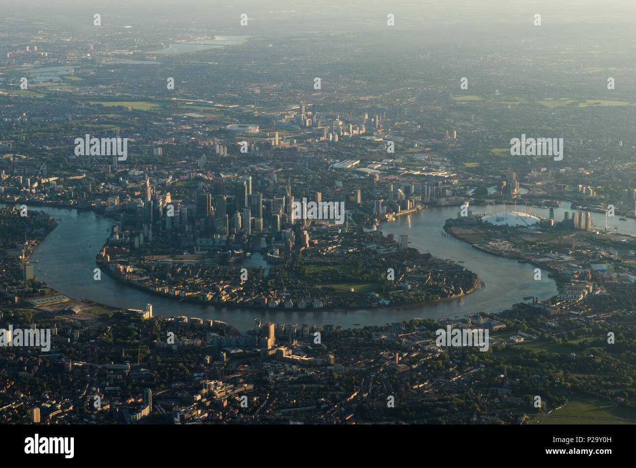 Tôt le matin, vue aérienne sur la Tamise et Canary Wharf, Londres du sud. Banque D'Images