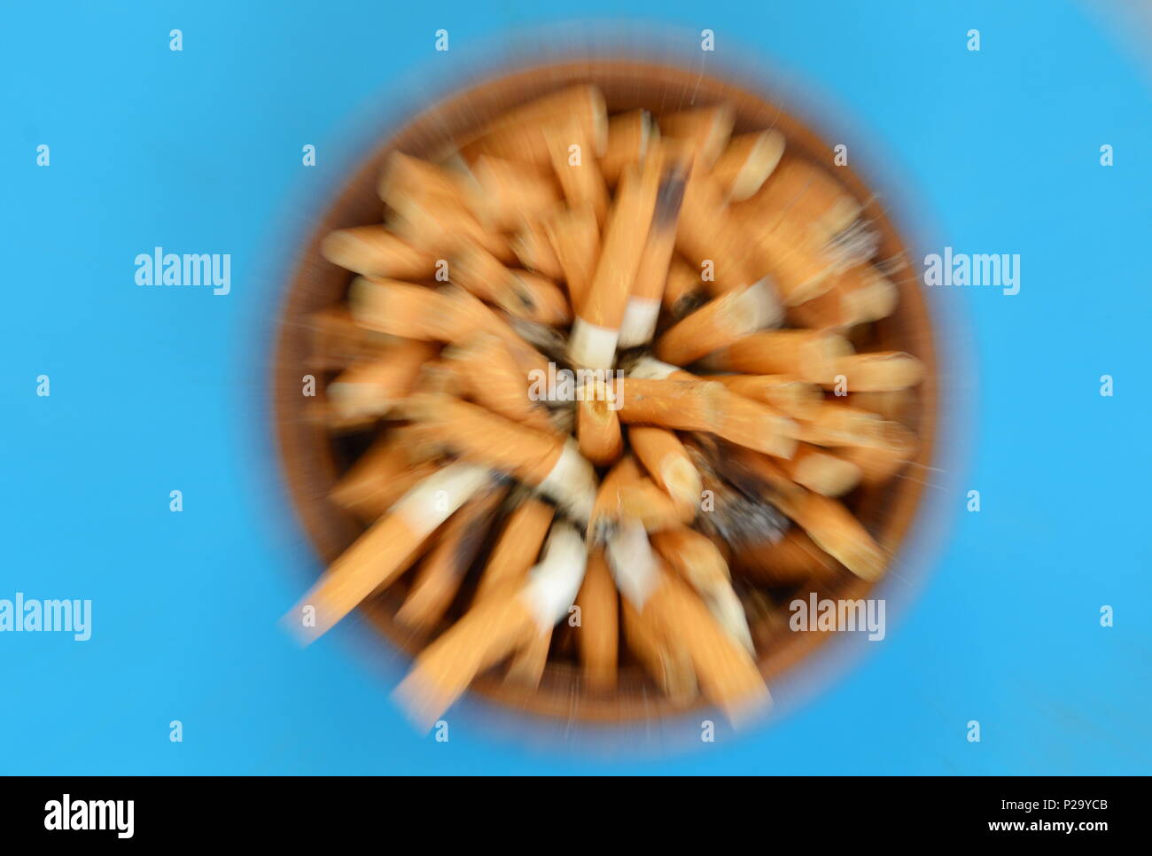 Zoom technique de flou en cendres en céramique filtre de cigarette Photo  Stock - Alamy