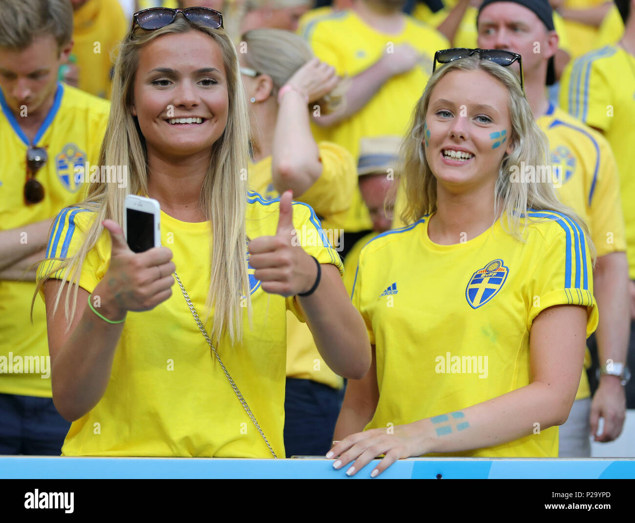 Sweden Fans Swedish fans Banque de photographies et d’images à haute résolution - Alamy