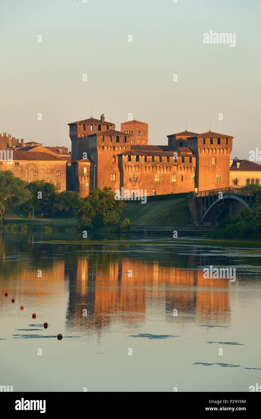 L'Italie, Lombardie, Mantoue (Mantova), classée au Patrimoine Mondial de l'UNESCO, Lago Inferiore et le San Giorgio château (Castello di San Giorgio) Banque D'Images