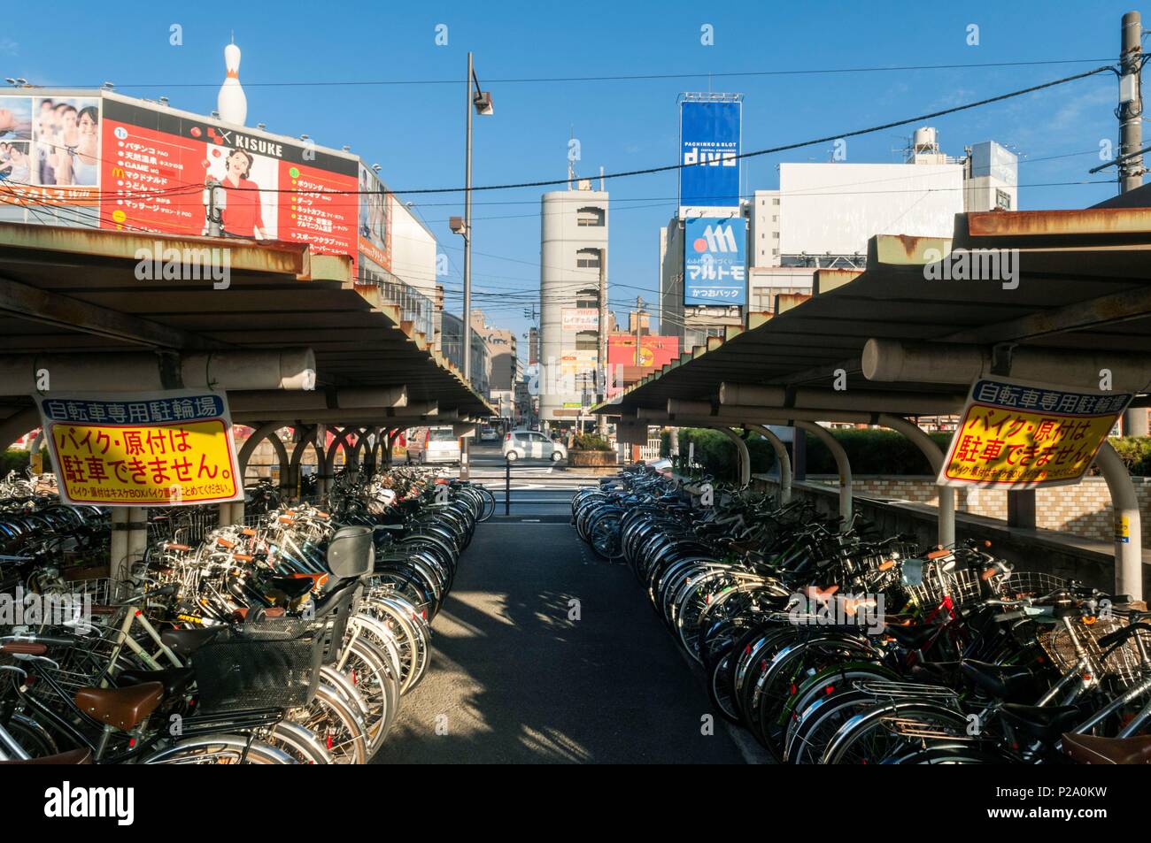 Le Japon, l'île de Shikoku, Matsuyama city, la capitale de la préfecture d'Ehime, centre-ville, la gare centrale neigborought Banque D'Images