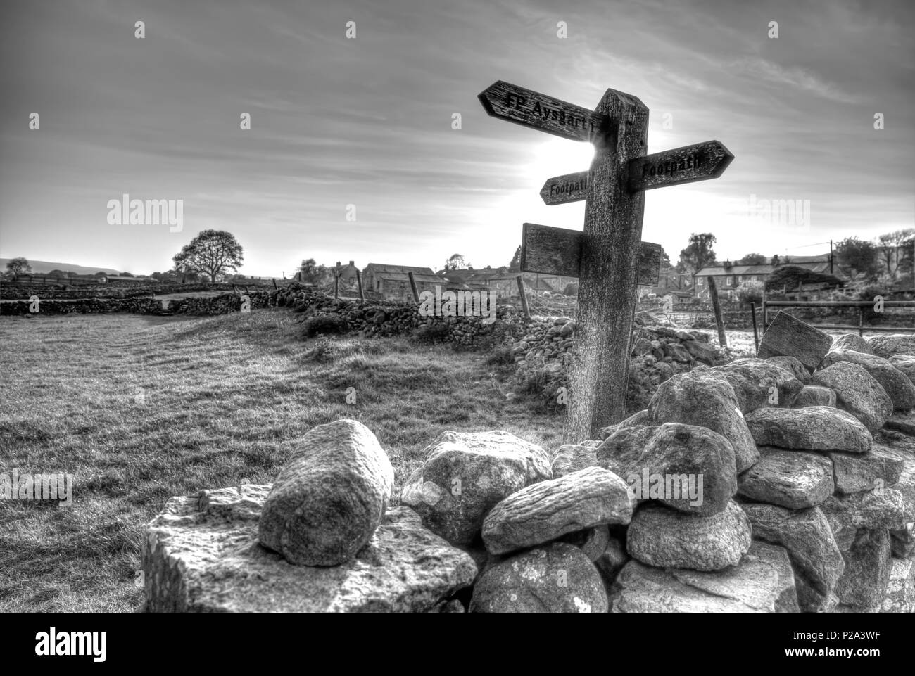 Yorkshire Dales way signs, Yorkshire Dales direction, Yorkshire Dales les directions, Yorkshire Dales Yorkshire Dales, signes de randonnée promenades, B&W, UK Banque D'Images