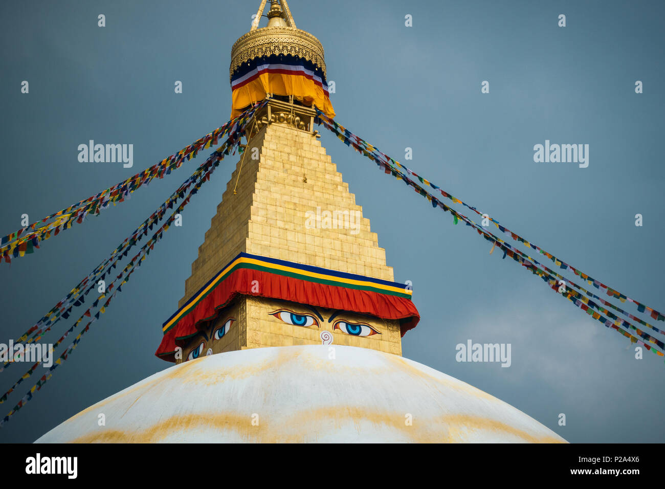 Stupa Boudhanath à Katmandou, au Népal. Les nuages orageux dans l'arrière-plan. Banque D'Images