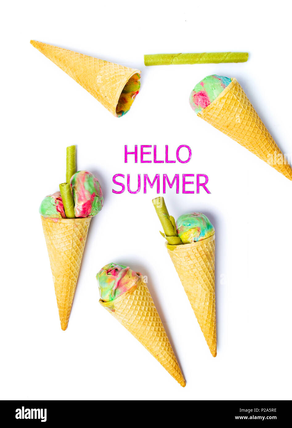 Hello summer background with ice cream cones on white Banque D'Images