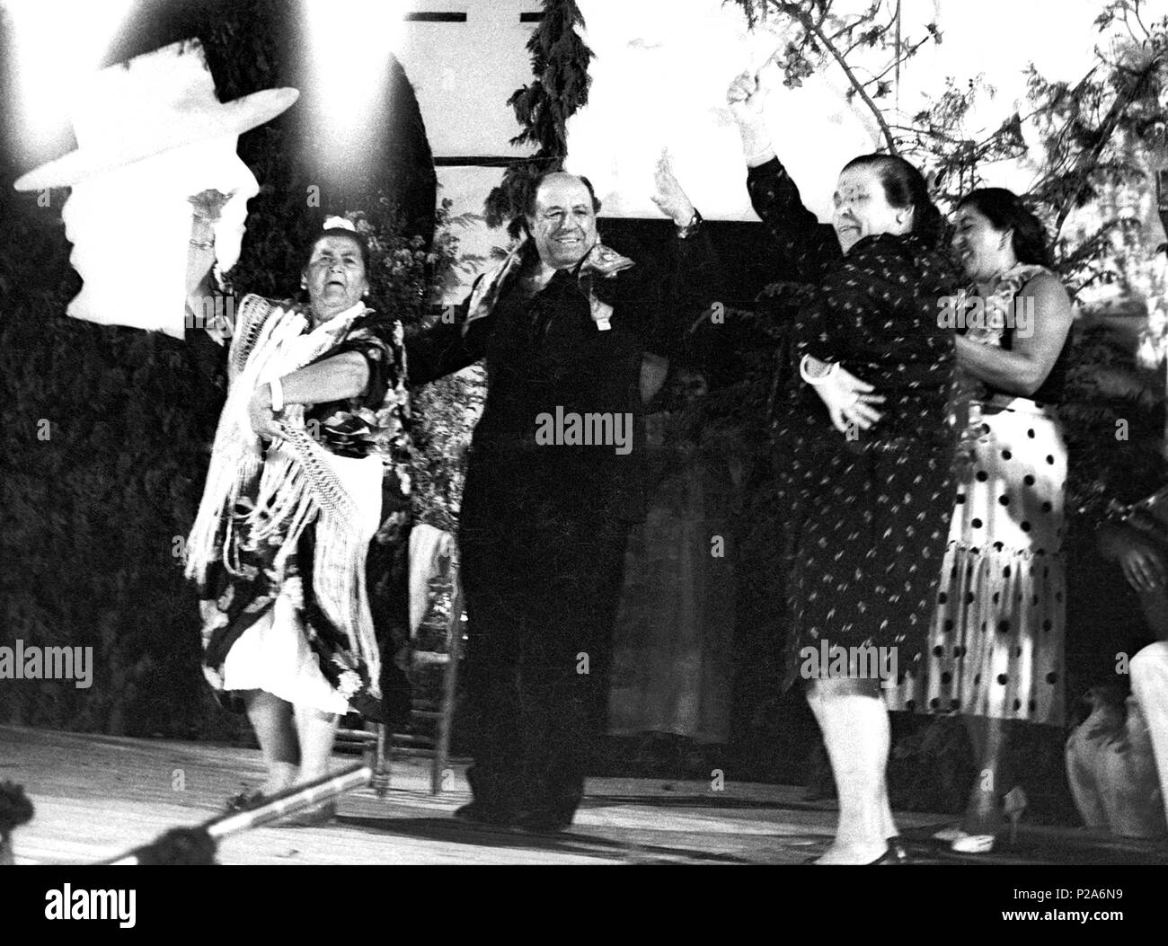 Le chanteur de flamenco espagnol Antonio Mairena et la danseuse de flamenco Tia Juana, la del Pipa, lors d'un concert. Banque D'Images