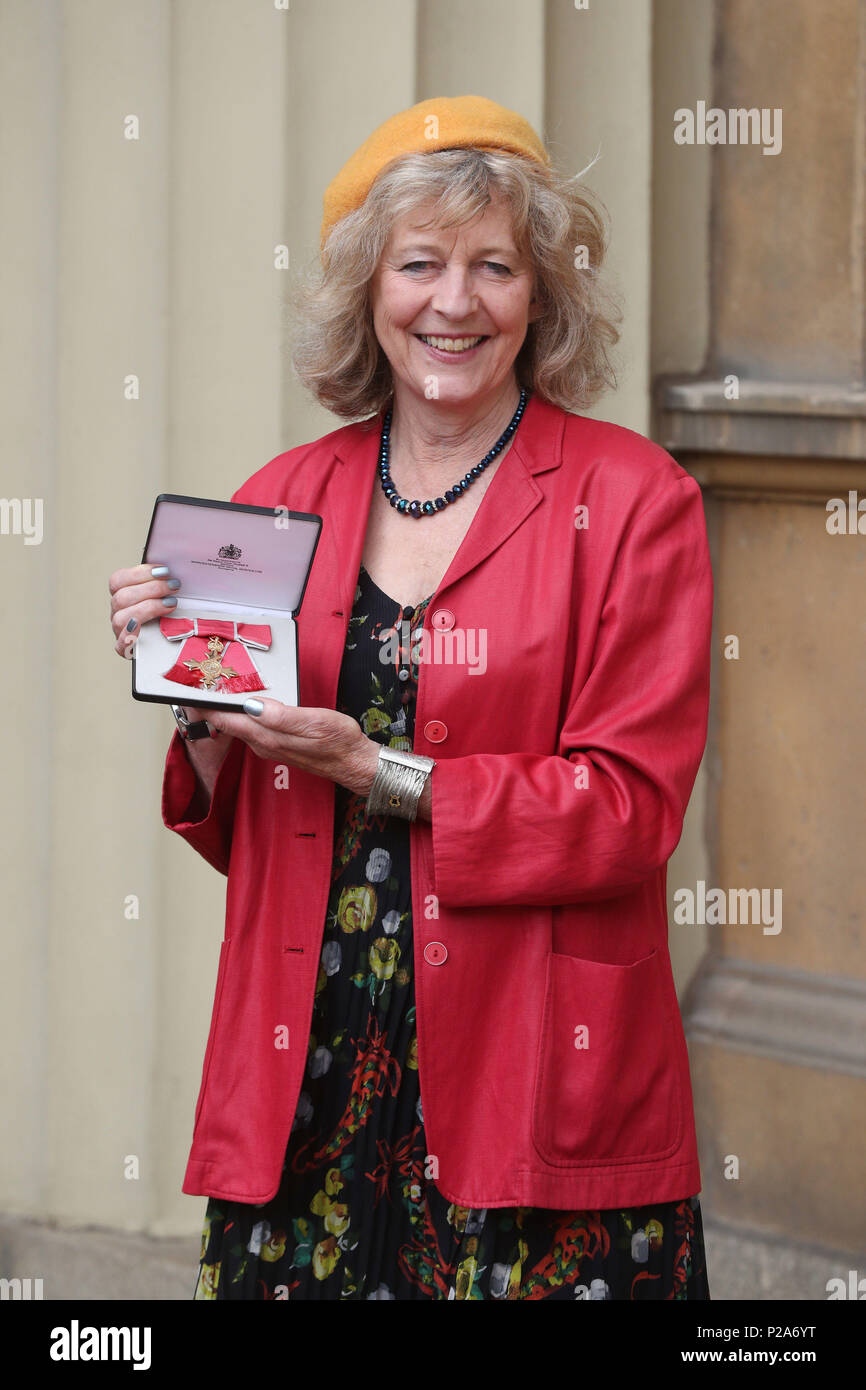 Deborah Moggach après une cérémonie au Palais de Buckingham à Londres. Banque D'Images