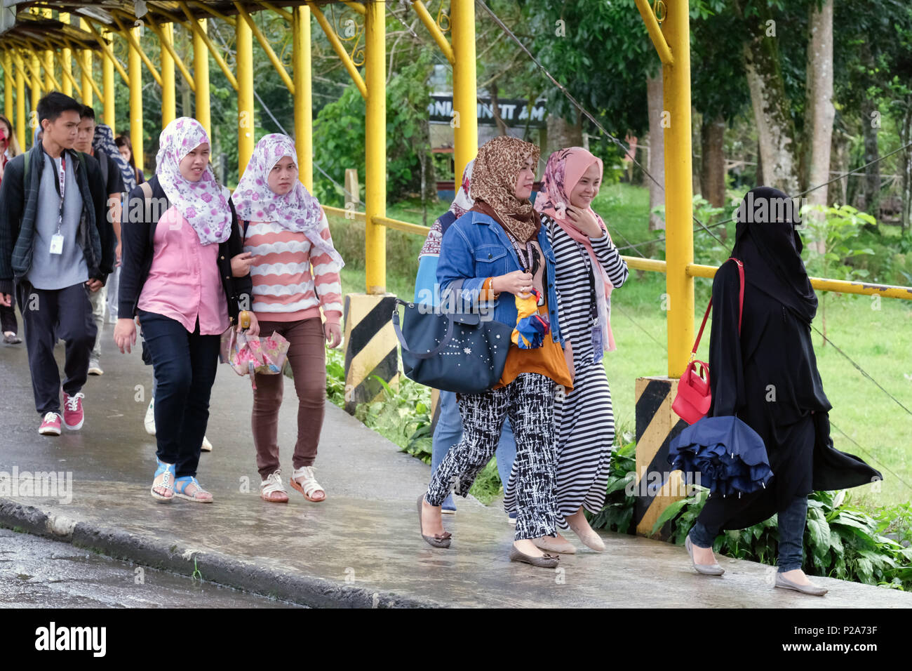 Les étudiants sur le campus de l'Université d'état de Mindanao à Marawi. L'île de Mindanao, Philippines - Studenten in der Campus de l'Université d'état de Mindanao à Marawi. Insel Mindanao, Philippinen Banque D'Images